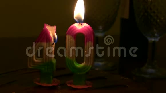 生日蛋糕上面有40支蜡烛视频的预览图
