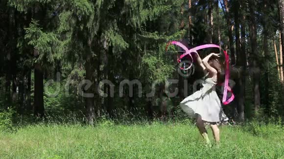 年轻女子穿着粉色丝带跳舞视频的预览图