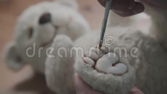 手工制作泰迪熊的细节罕见的收藏玩具是泰迪熊视频的预览图