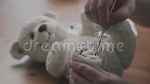 手工玩具熊艺术家手中的一支细笔视频的预览图