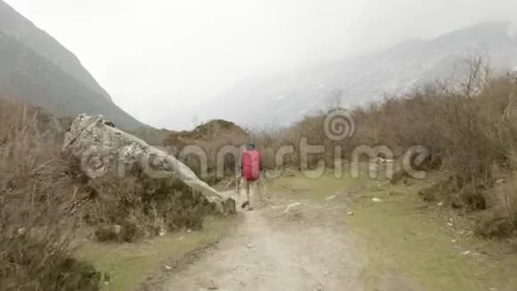 在尼泊尔山区散步的夫妇视频的预览图