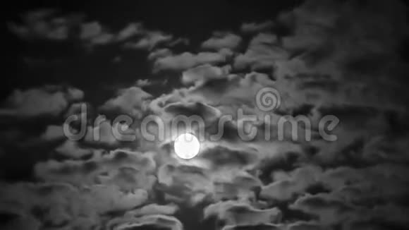 满月在移动的云中视频的预览图