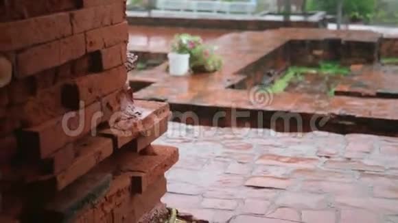 砖塔结构和拖鞋上的雨水视频的预览图