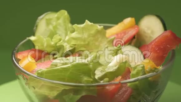 玻璃碗新鲜蔬菜沙拉健康营养素食视频的预览图