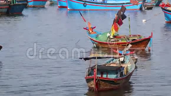 小的越南渔船在黎明时在海湾翻滚视频的预览图