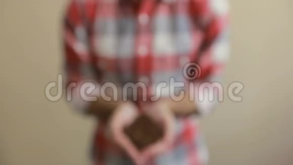 咖啡豆男人展示中等烤咖啡豆一把手里拿着咖啡豆的男人视频的预览图