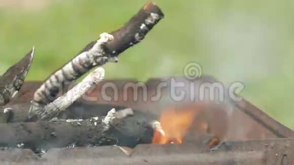 烧烤煤在金属容器中加热夏天在街上做饭视频的预览图