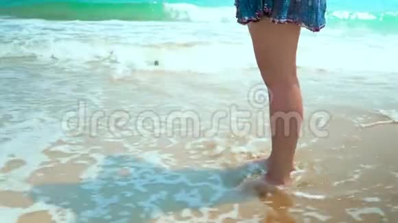 腿脚白种人女孩赤脚走湿沙岛海滩近距离射击视频的预览图
