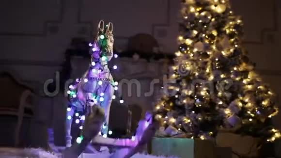 圣诞树和木马视频的预览图
