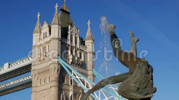 塔桥和海豚雕像的静态近距离拍摄视频的预览图