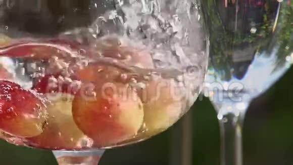 波光粼粼的水流中的葡萄视频的预览图