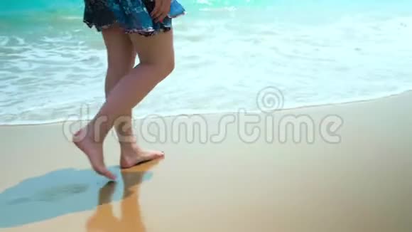 腿脚白种人女孩赤脚走湿沙岛海滩近距离射击视频的预览图