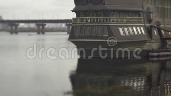 小渔船停泊在桥旁边的河里在港口的船只视频的预览图