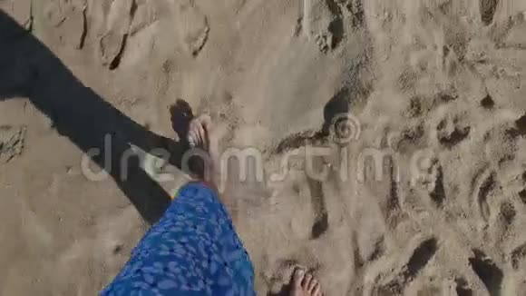 人走在沙滩上海浪温柔地洗脚夏天第一人观点视频的预览图