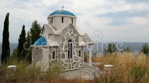 爱琴海附近山上的希腊小寺庙视频的预览图