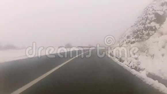 行驶在雪曲公路上视频的预览图