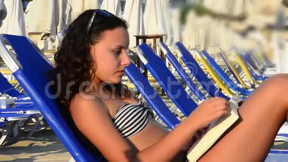 在沙滩上晒太阳的少女视频的预览图
