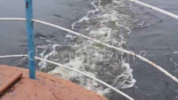 旧的生锈的船帆在河上视频的预览图