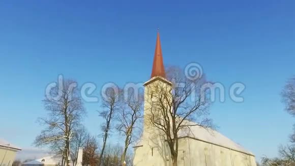 stadicam拍摄了一个美丽的天主教教堂在天主教教堂从下面透过树的树枝看视频的预览图