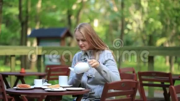 年轻女子喝着一壶茶视频的预览图