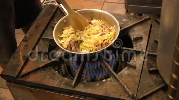 在炉子上搅拌亚洲食品视频的预览图