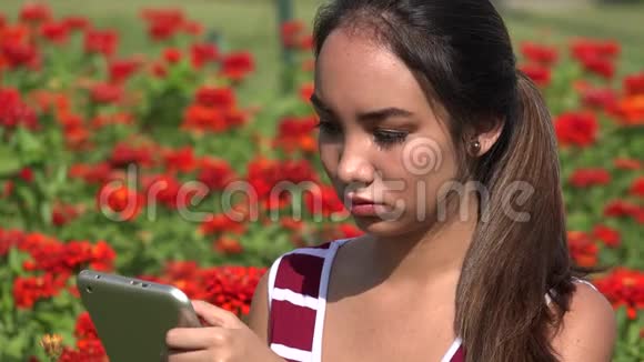 西班牙裔女性青少年使用平板设备视频的预览图