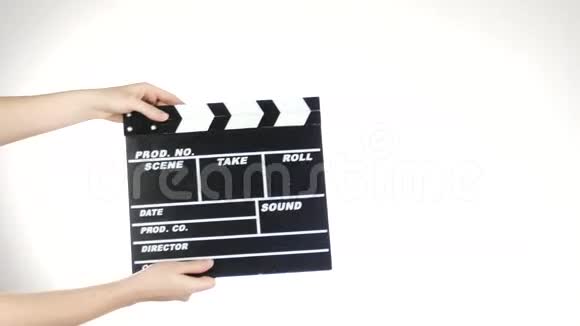 双手使用白色的电影制作板视频的预览图