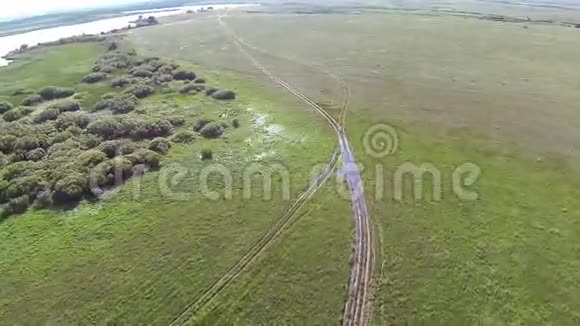 带泥路的哈萨克斯坦草原鸟瞰图航空摄影视频的预览图