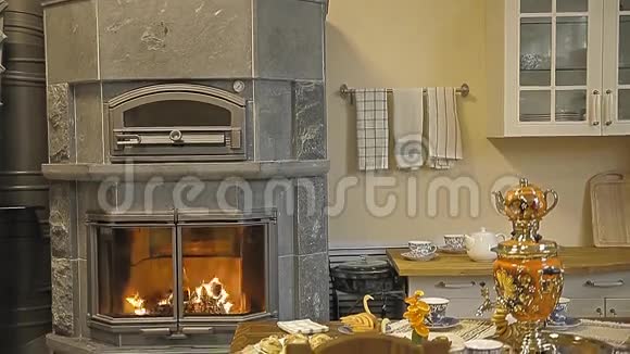 厨房里有一个壁炉和一个萨莫瓦视频的预览图