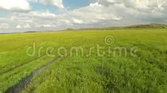 带泥路的哈萨克斯坦草原鸟瞰图航空摄影视频的预览图