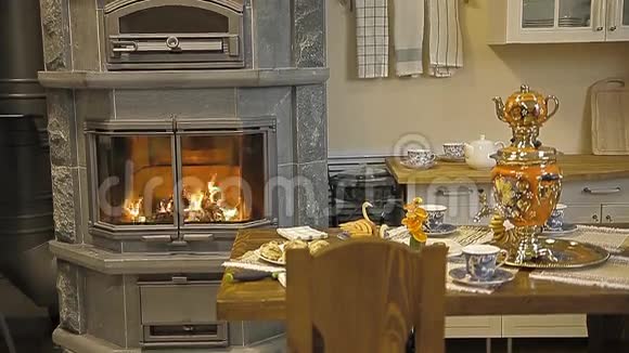 厨房里有一个壁炉和一个萨莫瓦视频的预览图