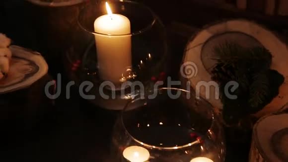 花瓶里的白蜡烛在夜里点燃视频的预览图