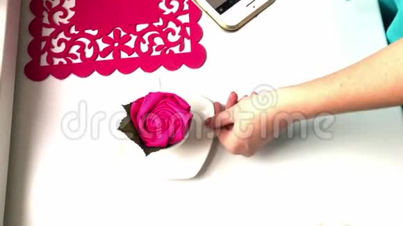 用餐巾纸和桌叉准备花饰视频的预览图