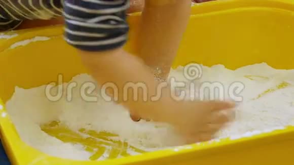 幼稚园幼儿保育院玩白色面粉视频的预览图