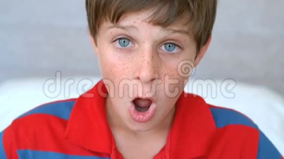 惊讶的蓝眼睛男孩张嘴视频的预览图