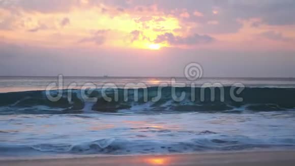 巴厘岛美丽的日落时分在美丽的多云天空中强大的海浪冲破泡沫视频的预览图