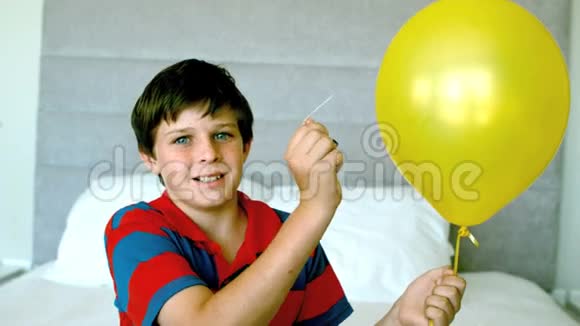 男孩刺穿他的黄色气球吓了一跳视频的预览图