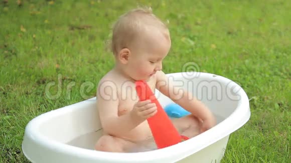 一岁小孩在户外洗澡视频的预览图