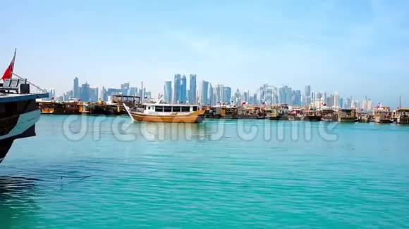 卡塔尔多哈港的旅游船视频的预览图