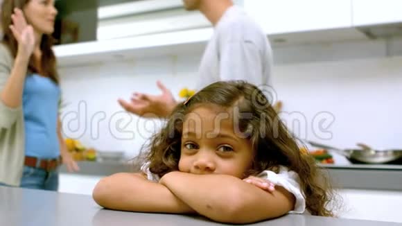 父母吵架时抱着胳膊的伤心女孩视频的预览图