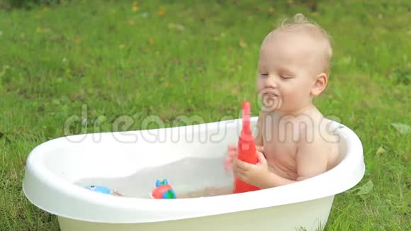 一岁小孩在户外洗澡视频的预览图