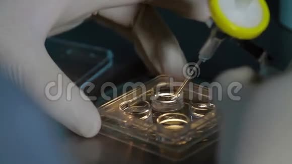 冷冻卵子精子储存在盒子液氮中视频的预览图