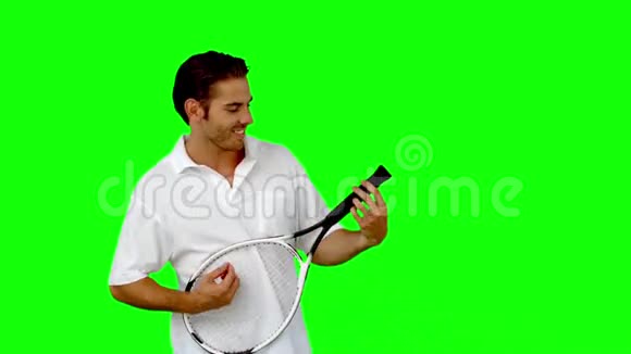 用球拍作吉他的网球运动员视频的预览图
