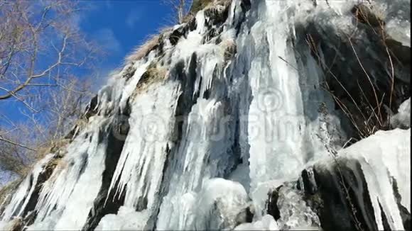 冰柱山悬崖冬季冰雪视频的预览图