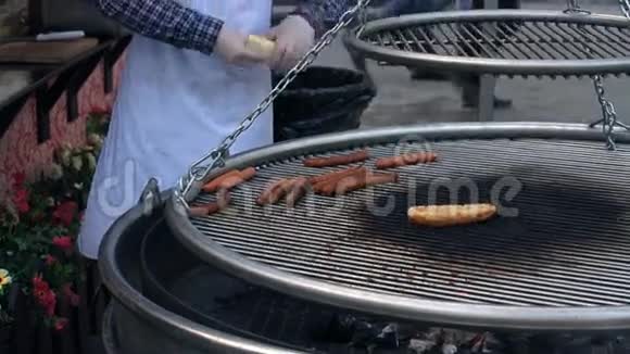人在户外烧烤时变香肠视频的预览图