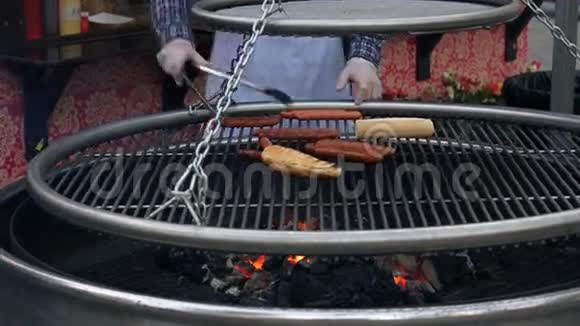 人在户外烧烤时变香肠视频的预览图