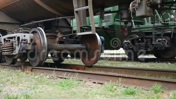 火车在铁轮上开着视频的预览图