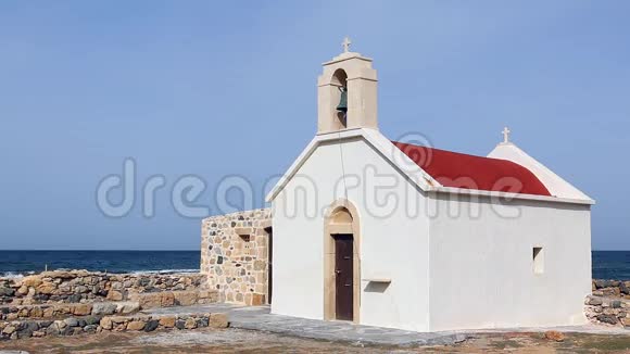 海边的白色红色小教堂视频的预览图
