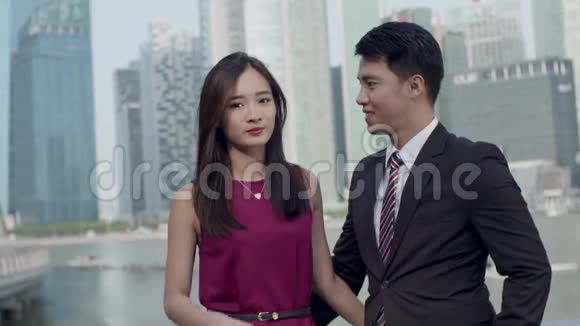 一对亚洲情侣在户外女孩在甩头发视频的预览图