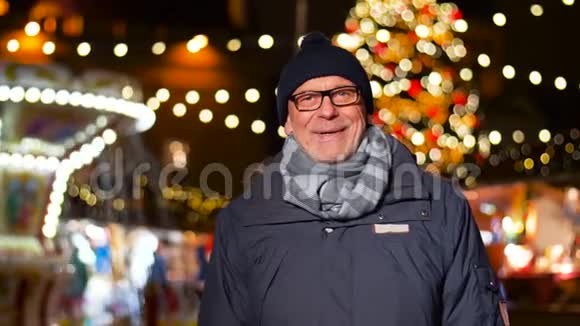 快乐的老人微笑圣诞市场视频的预览图